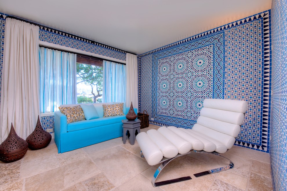 Стильный дизайн: изолированная гостиная комната в средиземноморском стиле с разноцветными стенами и синим диваном без камина - последний тренд