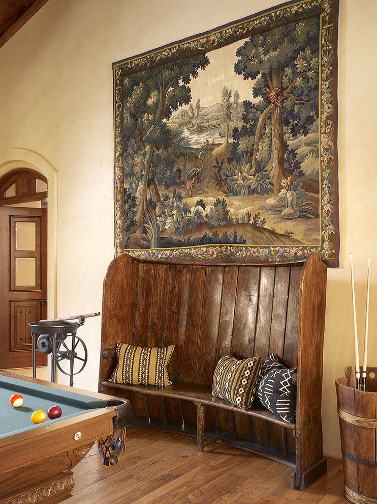 Exemple d'une salle de séjour méditerranéenne avec un mur beige et un sol en bois brun.