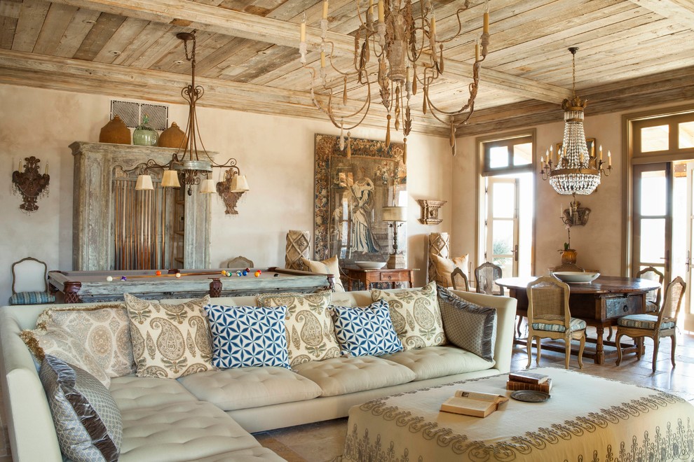 Mediterranes Wohnzimmer mit beiger Wandfarbe in Los Angeles