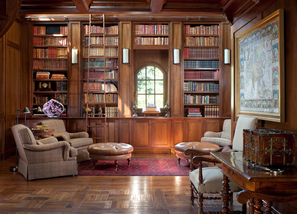Immagine di un soggiorno con libreria e parquet scuro
