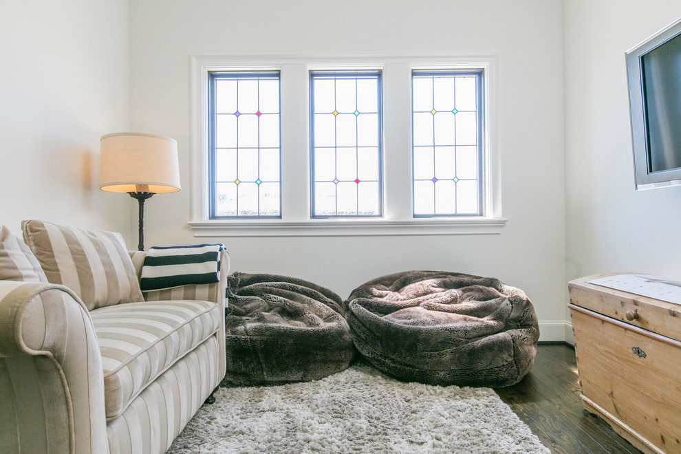 Modelo de sala de estar cerrada actual de tamaño medio con paredes blancas, suelo de madera oscura y televisor colgado en la pared