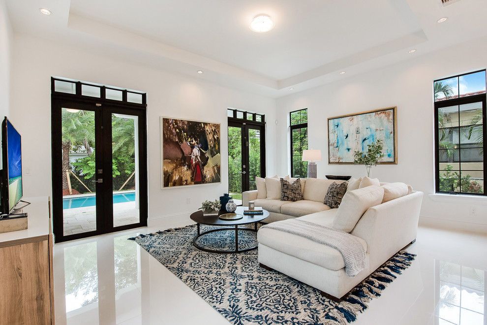 Diseño de sala de estar contemporánea con paredes blancas, televisor independiente y suelo blanco