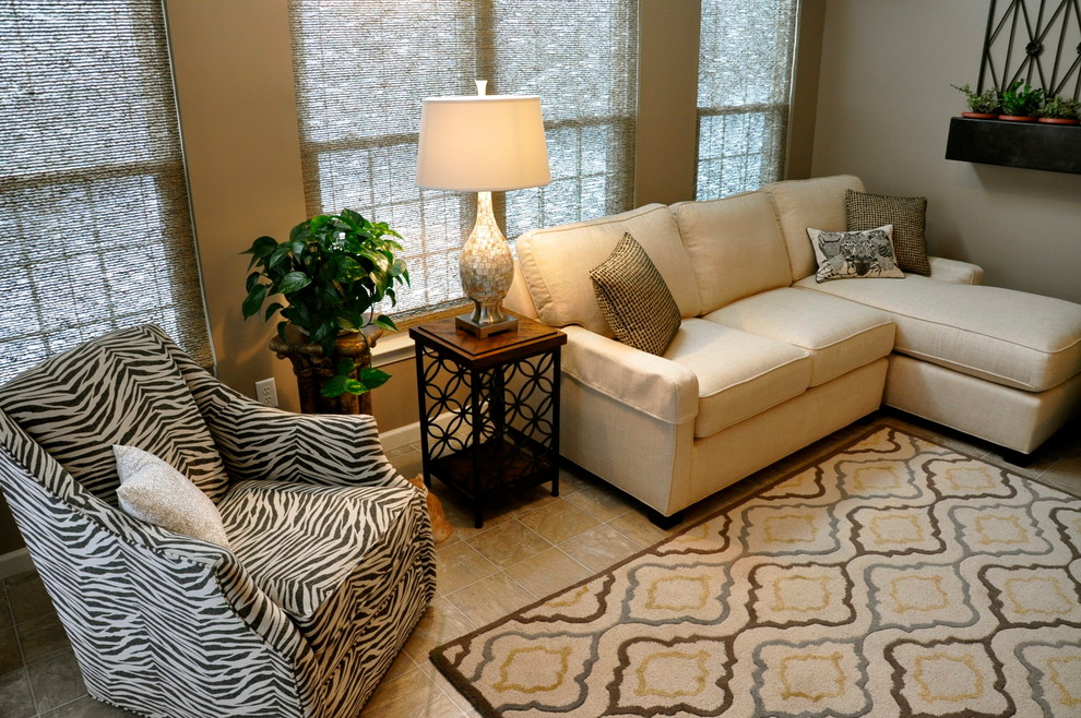Imagen de sala de estar abierta clásica renovada pequeña sin chimenea y televisor con paredes grises y suelo de baldosas de cerámica