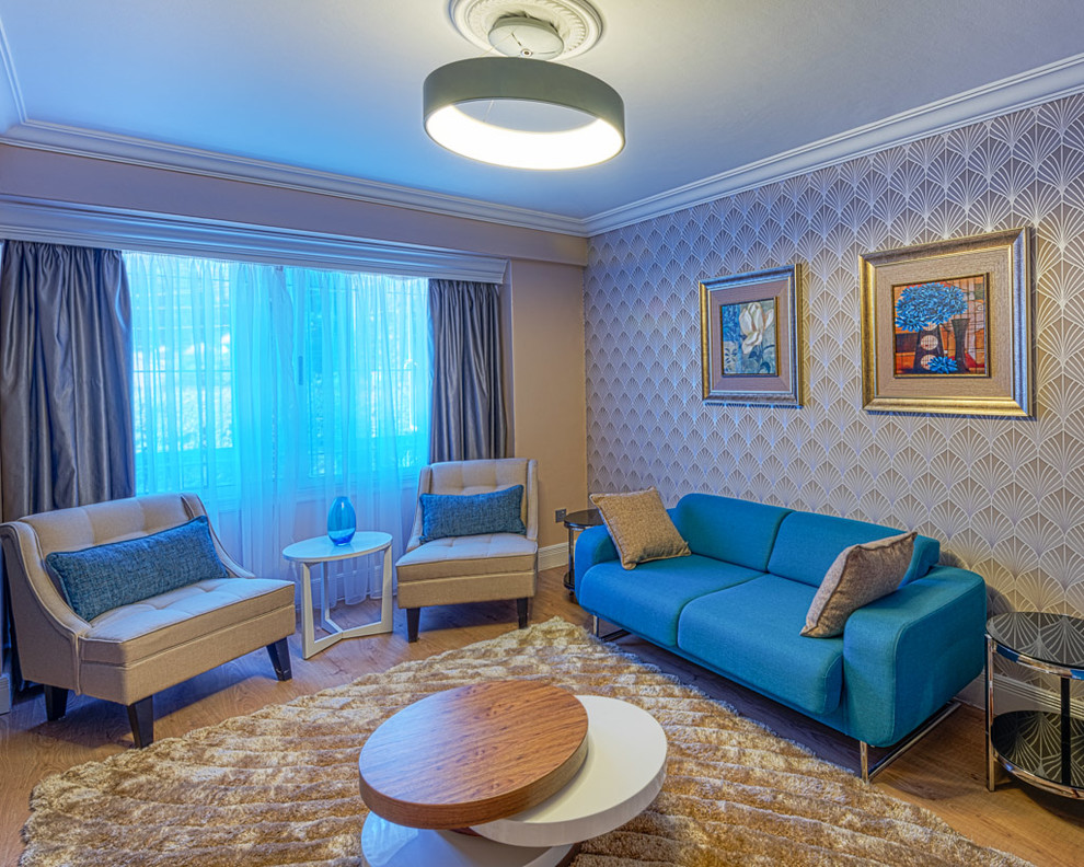 Cette photo montre une salle de séjour tendance de taille moyenne et fermée avec un mur multicolore, un sol en carrelage de céramique, aucune cheminée, un téléviseur indépendant et un sol marron.