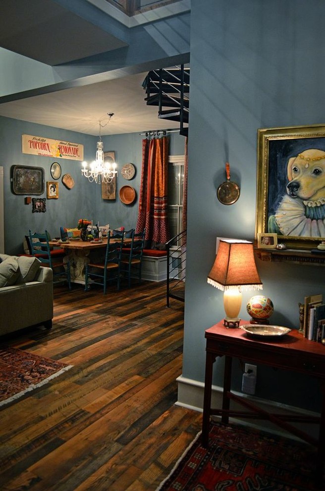 Стильный дизайн: большая открытая гостиная комната в стиле фьюжн с синими стенами, полом из ламината и отдельно стоящим телевизором - последний тренд