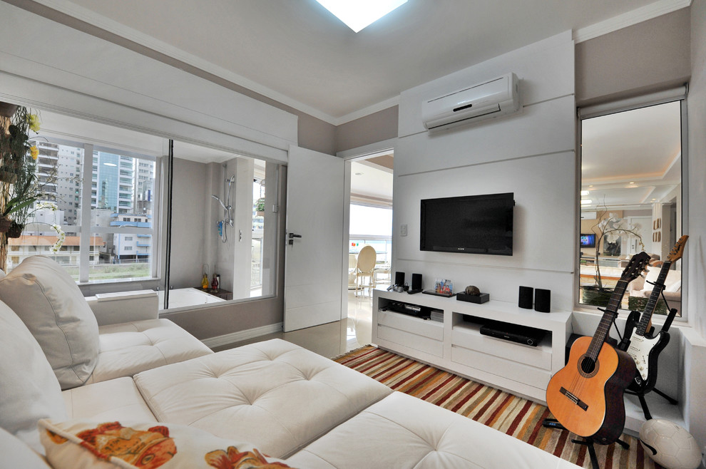 Abgetrenntes Modernes Wohnzimmer mit beiger Wandfarbe und TV-Wand in Sonstige