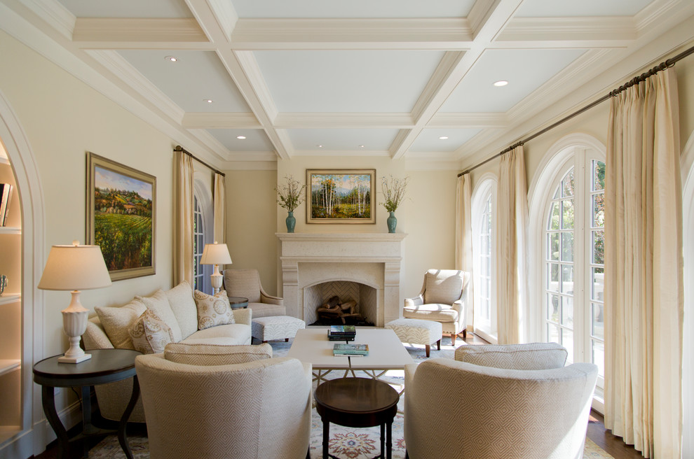 Großes, Abgetrenntes Klassisches Wohnzimmer mit beiger Wandfarbe, braunem Holzboden, Kamin, Kaminumrandung aus Stein und braunem Boden in St. Louis