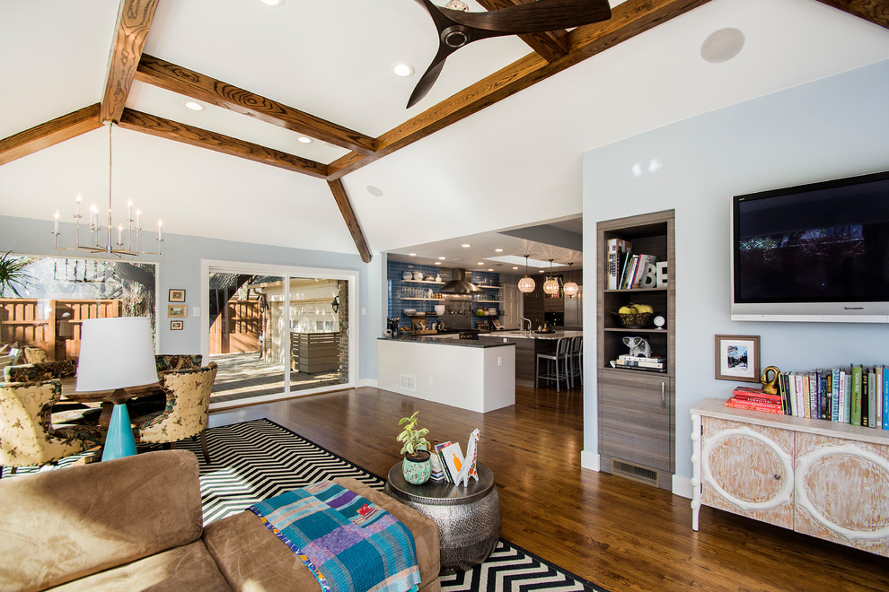 Foto di un grande soggiorno tradizionale aperto con pareti grigie, pavimento in legno massello medio, TV a parete e pavimento marrone
