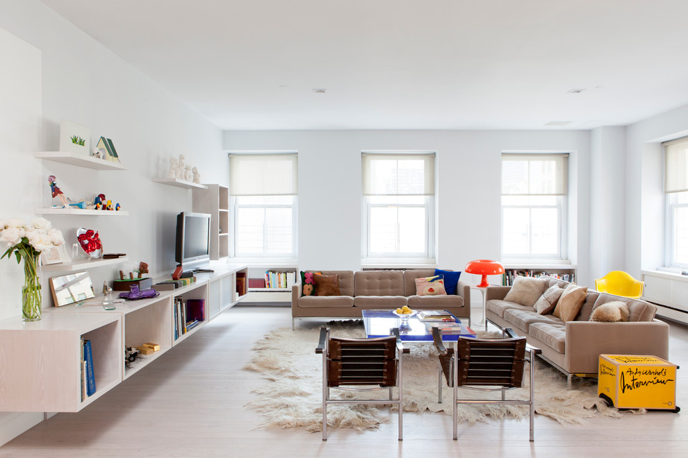 Großes, Offenes Skandinavisches Wohnzimmer ohne Kamin mit weißer Wandfarbe, hellem Holzboden und freistehendem TV in New York