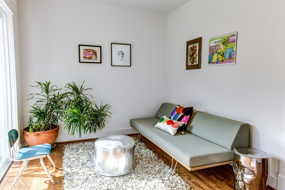 Foto de sala de estar contemporánea con paredes blancas y suelo de madera en tonos medios