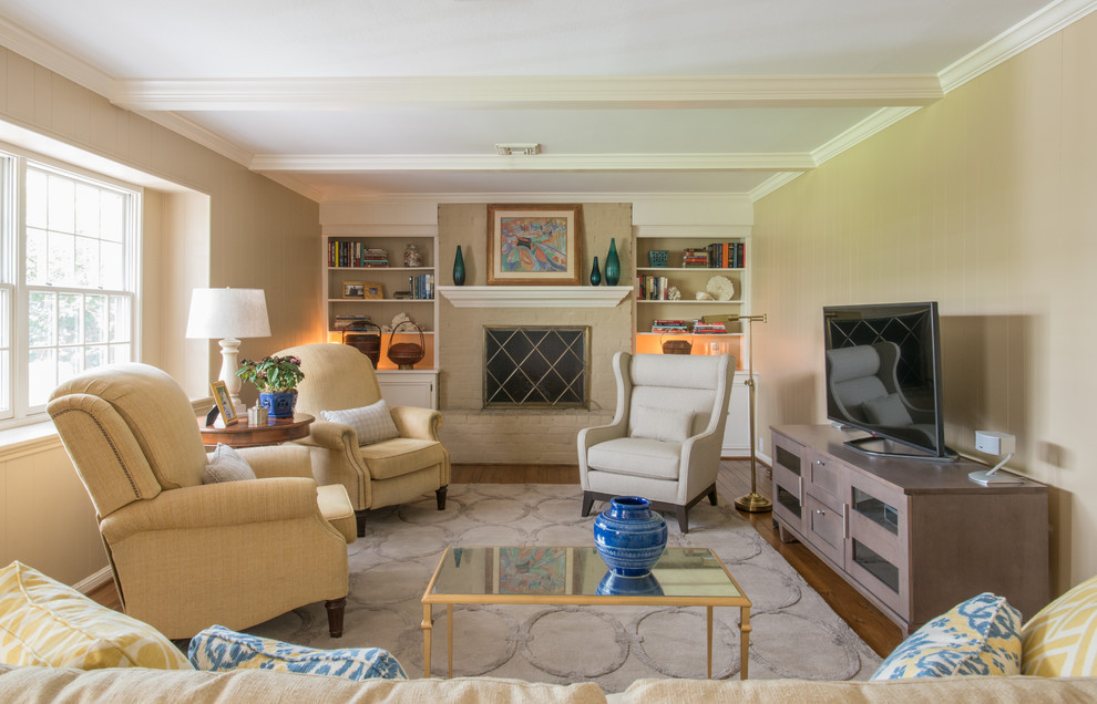 Mittelgroßes, Abgetrenntes Klassisches Wohnzimmer mit beiger Wandfarbe, Teppichboden, Kamin, Kaminumrandung aus Backstein und freistehendem TV in Houston