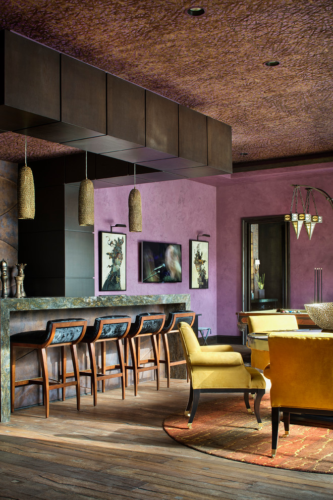 Aménagement d'une salle de séjour méditerranéenne ouverte avec salle de jeu, un mur violet, une cheminée d'angle et un téléviseur fixé au mur.