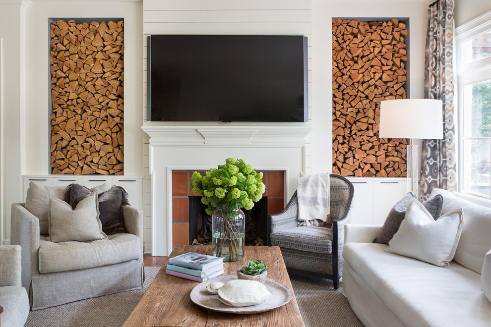 Idée de décoration pour une salle de séjour tradition avec un mur blanc, moquette, une cheminée standard, un manteau de cheminée en carrelage, un téléviseur fixé au mur et un sol gris.