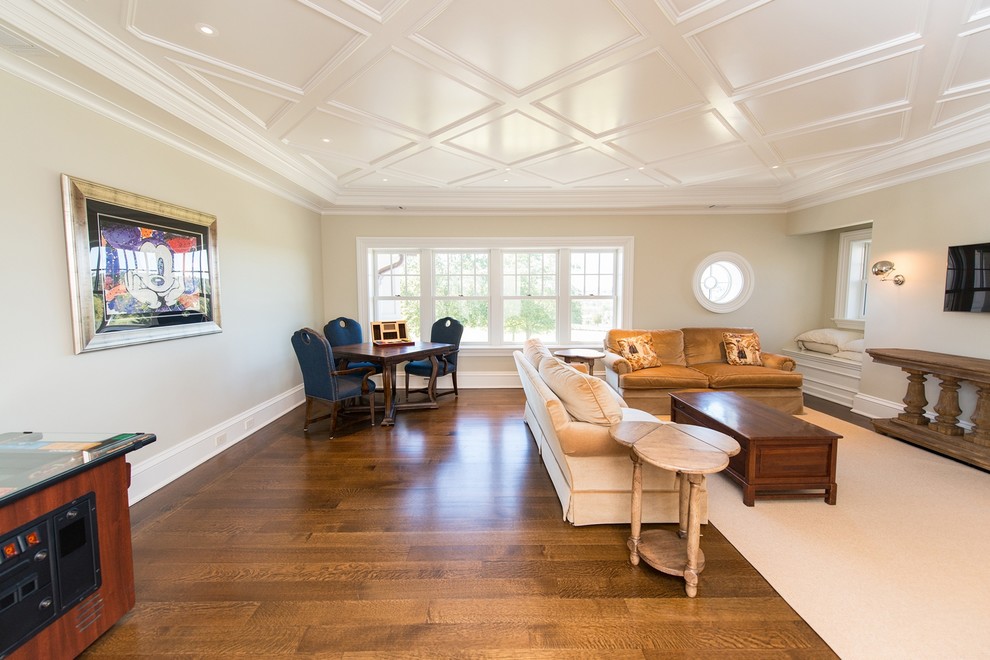 Großer Klassischer Hobbyraum ohne Kamin mit weißer Wandfarbe, braunem Holzboden und TV-Wand in New York