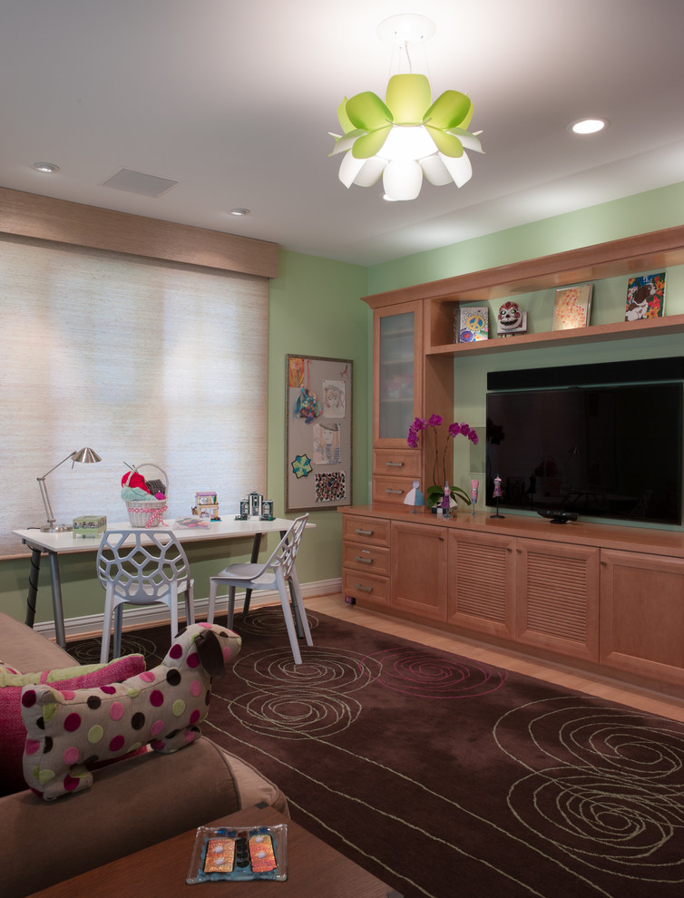 Cette photo montre une salle de séjour chic de taille moyenne et fermée avec salle de jeu, un mur vert, parquet clair et un téléviseur encastré.
