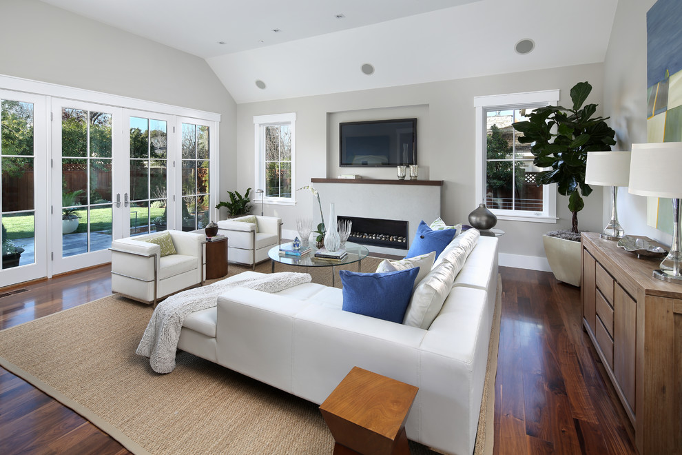 Example of a classic family room design in San Francisco