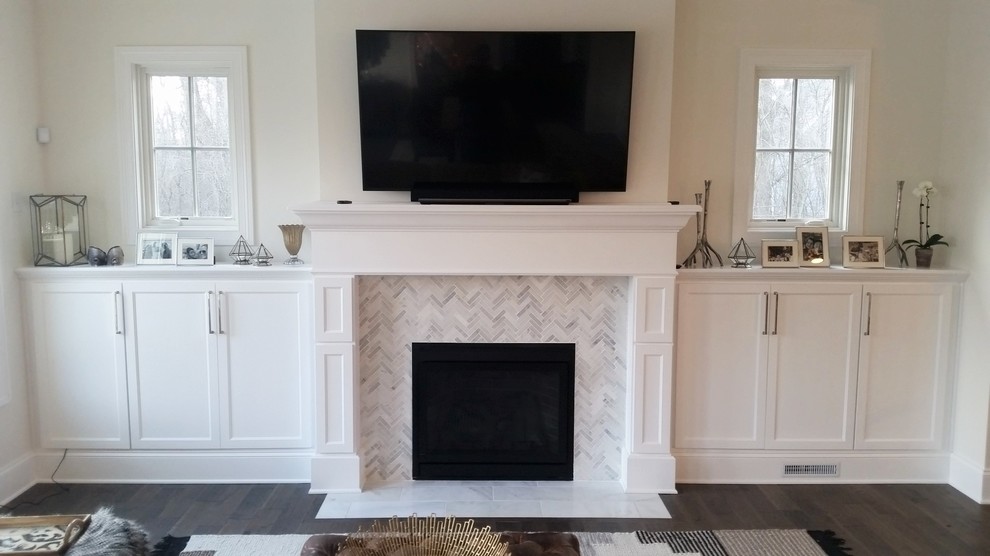 Cette photo montre une grande salle de séjour chic ouverte avec un manteau de cheminée en bois, un mur blanc, parquet foncé, une cheminée standard et un téléviseur fixé au mur.