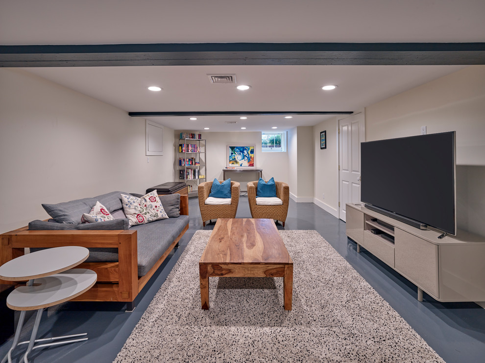 Aménagement d'une salle de séjour classique de taille moyenne et ouverte avec un mur beige, un téléviseur indépendant et un sol bleu.
