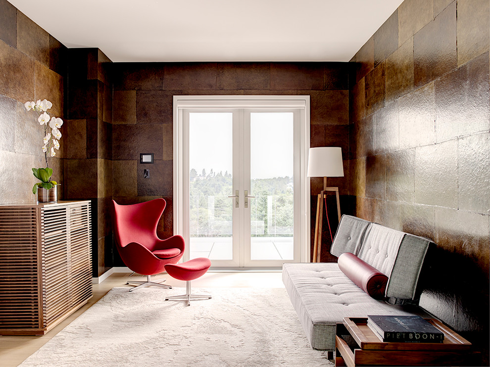 Idee per un soggiorno contemporaneo di medie dimensioni con pareti marroni, nessun camino e nessuna TV