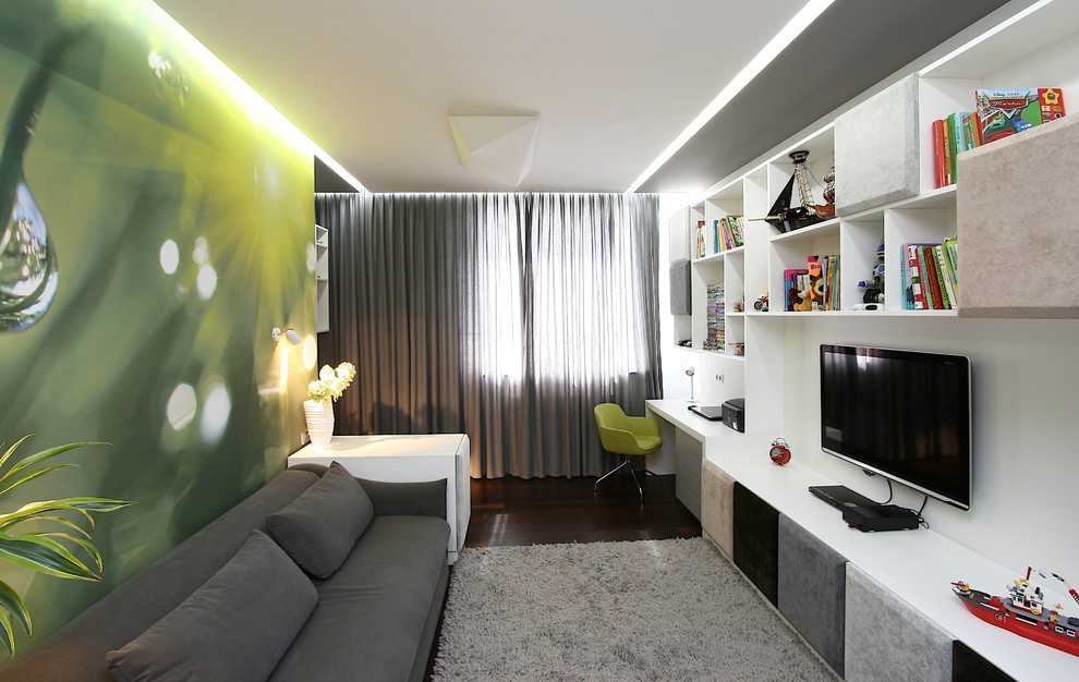 Ispirazione per un soggiorno design chiuso con pareti verdi e TV a parete