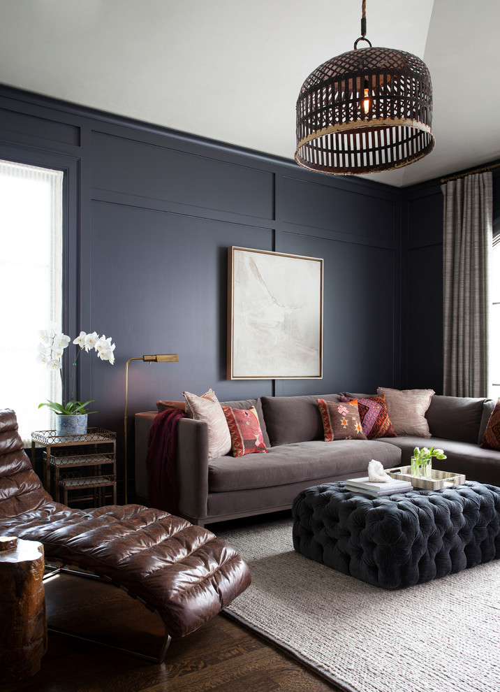 Стильный дизайн: гостиная комната в стиле неоклассика (современная классика) с черными стенами, темным паркетным полом и ковром на полу - последний тренд