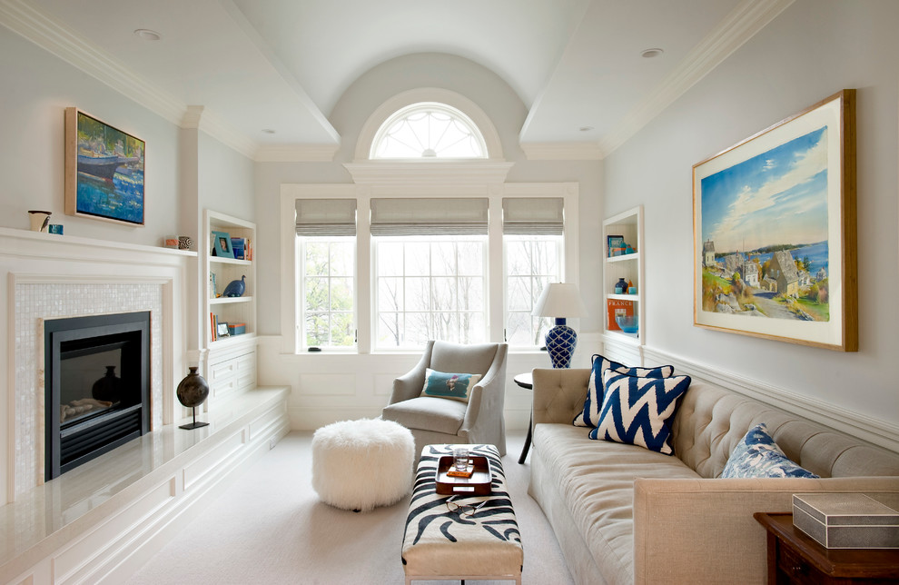 Modelo de sala de estar clásica con paredes grises, moqueta, todas las chimeneas y marco de chimenea de baldosas y/o azulejos