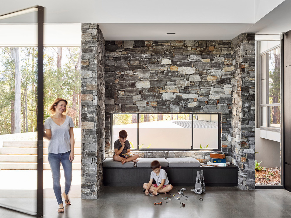 Offenes Modernes Wohnzimmer mit Betonboden und grauem Boden in Sunshine Coast