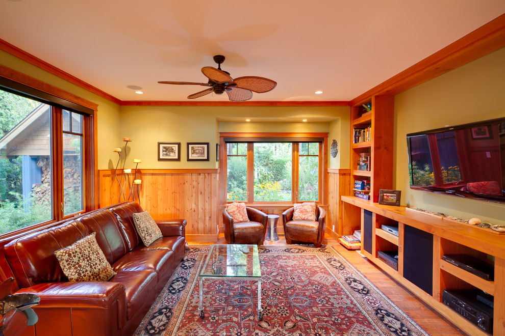 Réalisation d'une salle de séjour tradition avec un mur vert, un sol en bois brun, un téléviseur fixé au mur et un sol orange.