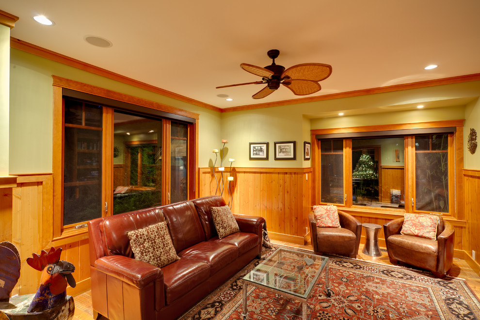 Idee per un soggiorno tradizionale con pareti verdi, parquet chiaro e pavimento arancione