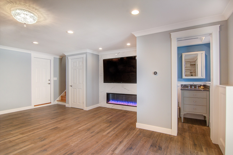 Свежая идея для дизайна: изолированная гостиная комната среднего размера в стиле модернизм с серыми стенами, полом из керамогранита, фасадом камина из плитки, телевизором на стене, коричневым полом и деревянными стенами - отличное фото интерьера