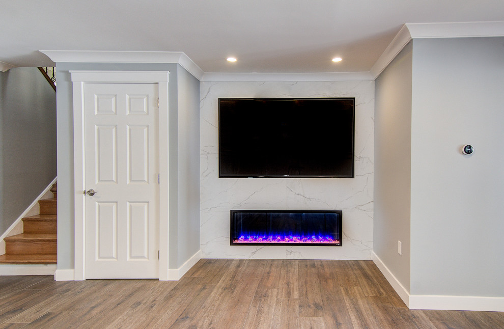 Bild på ett mellanstort funkis avskilt allrum, med grå väggar, klinkergolv i porslin, en spiselkrans i trä, en väggmonterad TV och brunt golv