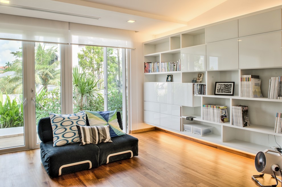 Mittelgroßes, Offenes Modernes Wohnzimmer mit Hausbar, weißer Wandfarbe, braunem Holzboden und TV-Wand in Singapur