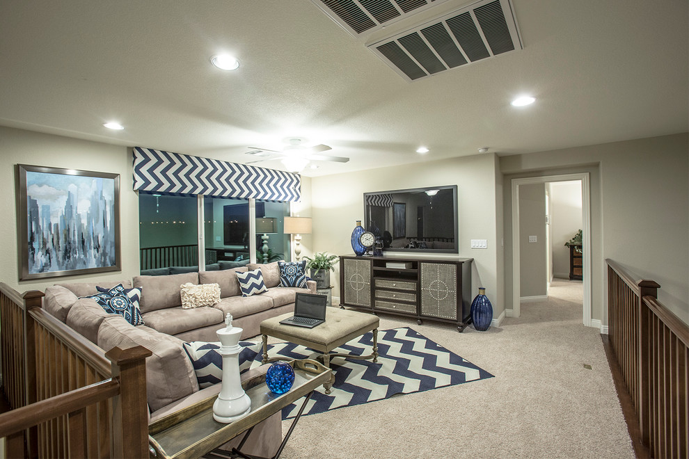 Mittelgroßes Stilmix Wohnzimmer im Loft-Stil mit beiger Wandfarbe, Teppichboden und TV-Wand in Las Vegas
