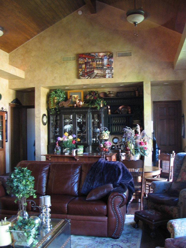 Ejemplo de sala de juegos en casa abierta clásica extra grande con paredes multicolor y suelo de madera en tonos medios