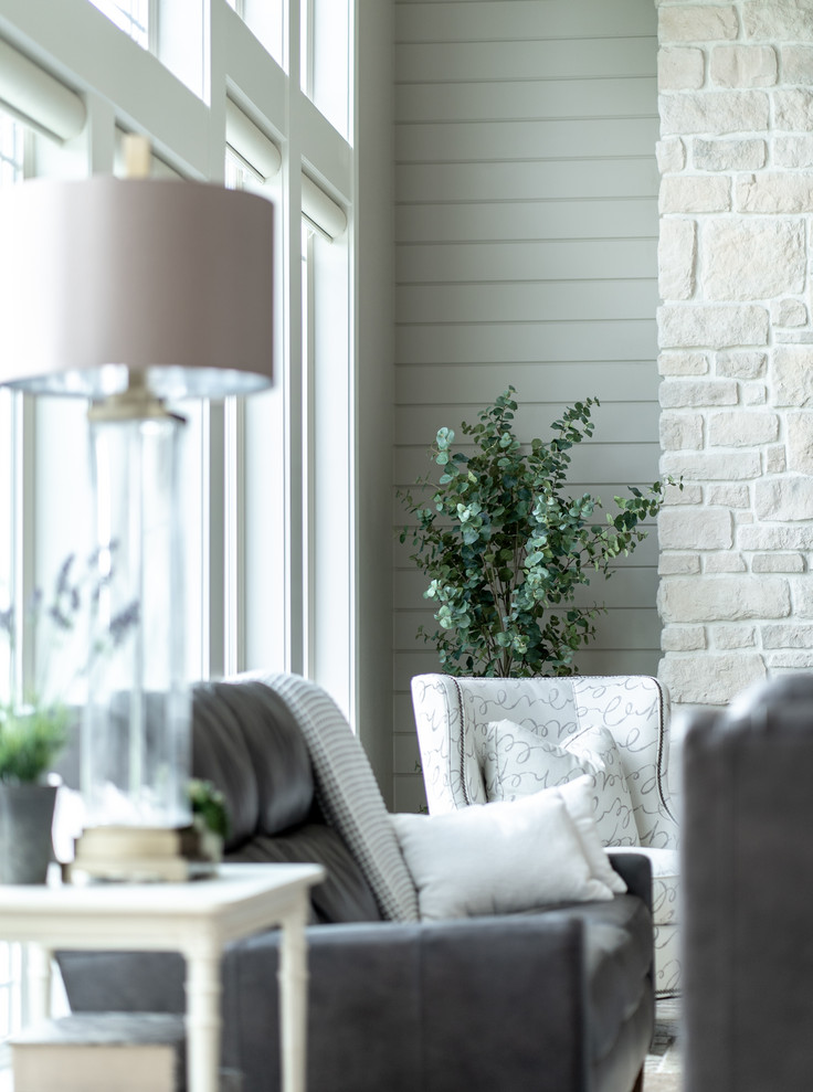 Offenes Klassisches Wohnzimmer ohne Kamin mit grauer Wandfarbe, Travertin und braunem Boden in Seattle