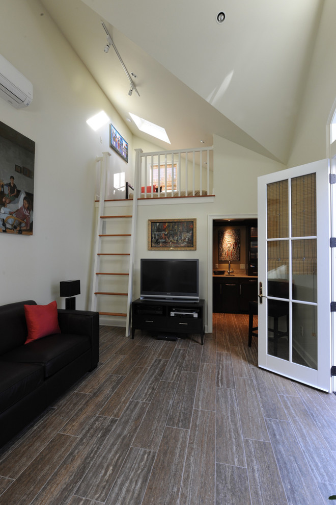 Ejemplo de sala de estar clásica pequeña sin chimenea con paredes blancas, suelo de madera en tonos medios y televisor independiente
