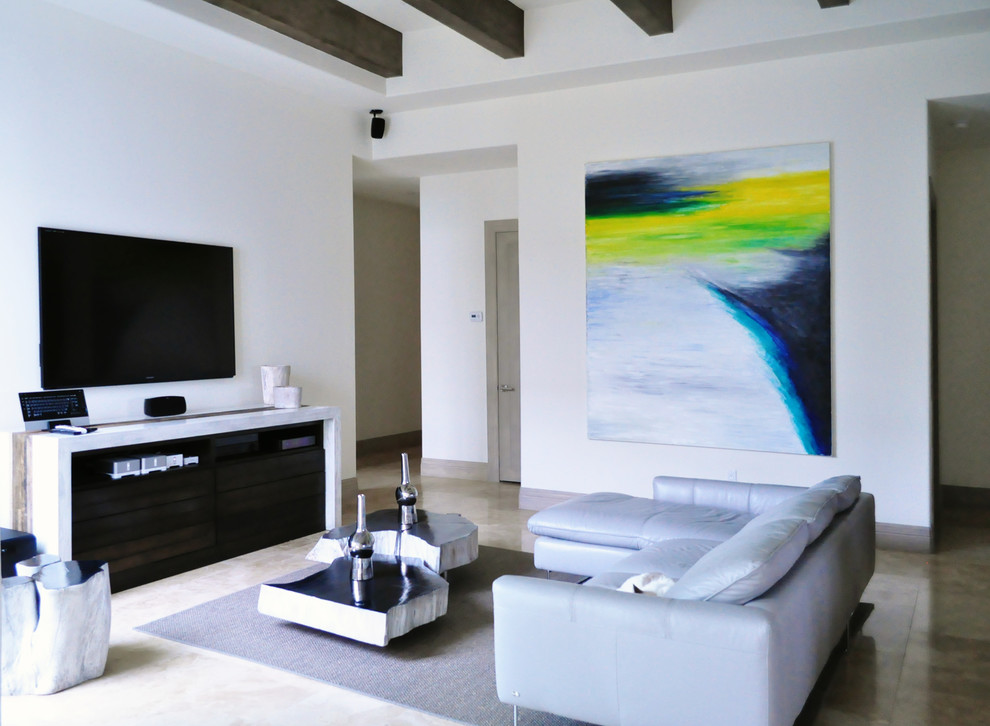 Ejemplo de sala de estar abierta contemporánea pequeña sin chimenea con paredes blancas, suelo de travertino y televisor colgado en la pared