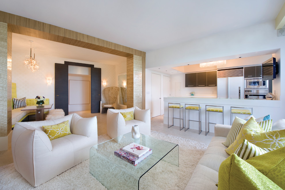На фото: открытая гостиная комната в современном стиле с белыми стенами и телевизором на стене без камина с