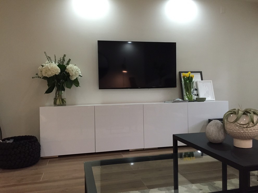 На фото: открытая гостиная комната среднего размера в стиле модернизм с бежевыми стенами, светлым паркетным полом и телевизором на стене без камина