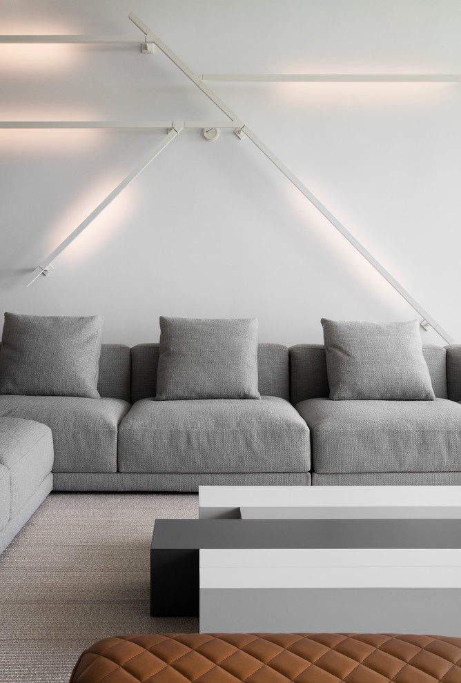 Foto di un soggiorno design di medie dimensioni e chiuso con pareti bianche, parquet chiaro, nessun camino e pavimento beige