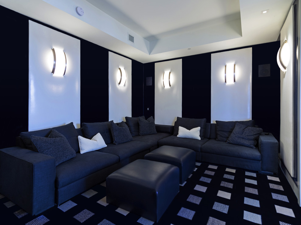 Imagen de cine en casa cerrado actual de tamaño medio con paredes negras, moqueta y televisor colgado en la pared