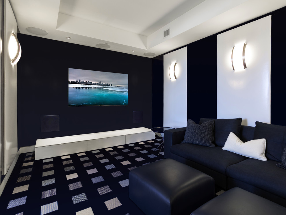 Imagen de cine en casa cerrado contemporáneo de tamaño medio con paredes negras, moqueta y televisor colgado en la pared