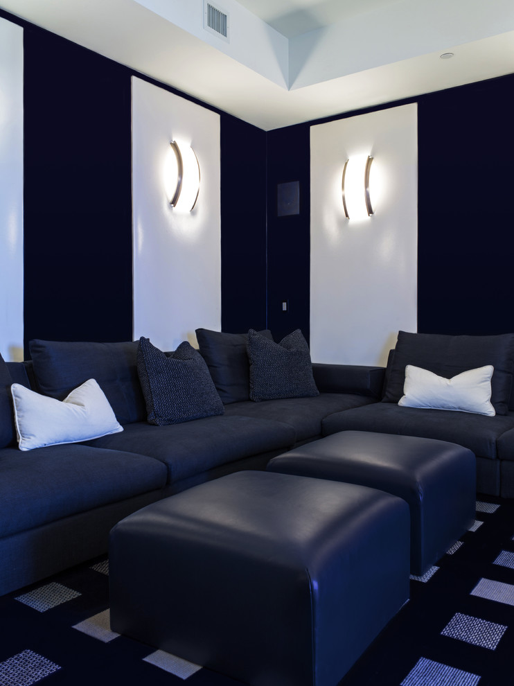 Идея дизайна: изолированная гостиная комната среднего размера в современном стиле с черными стенами, ковровым покрытием и телевизором на стене без камина