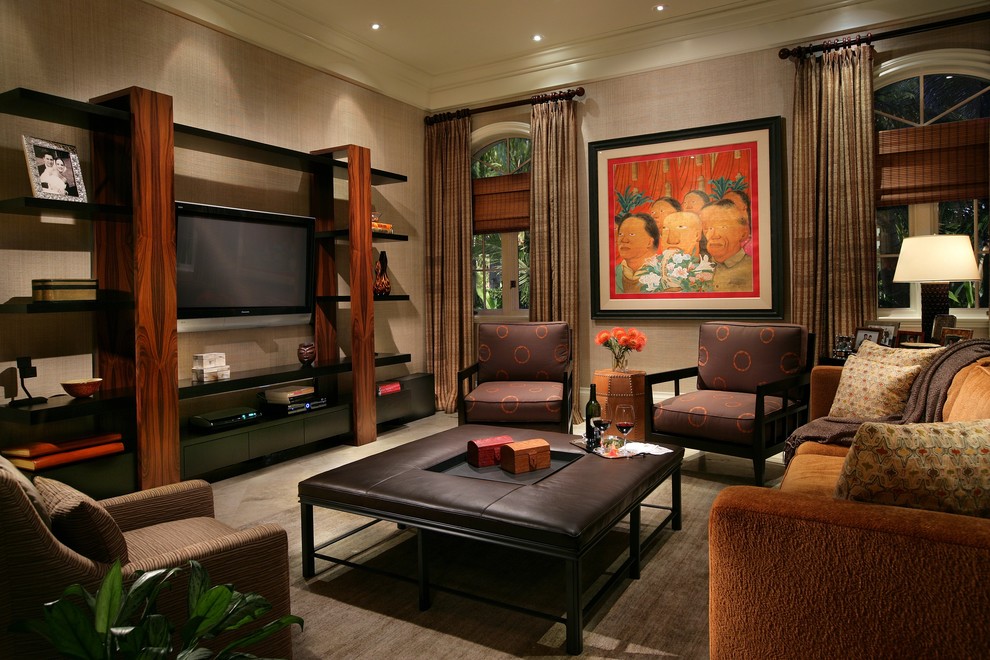 Пример оригинального дизайна: гостиная комната в современном стиле с бежевыми стенами и телевизором на стене