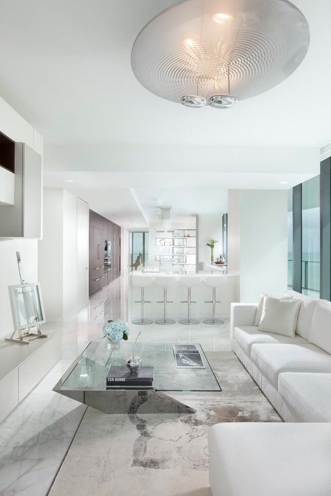 Esempio di un grande soggiorno minimal aperto con pareti bianche, pavimento in marmo e parete attrezzata