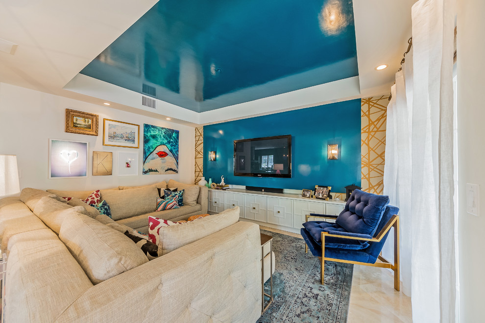 マイアミにある中くらいなエクレクティックスタイルのおしゃれな独立型ファミリールーム (青い壁、セラミックタイルの床、暖炉なし、壁掛け型テレビ、ベージュの床) の写真