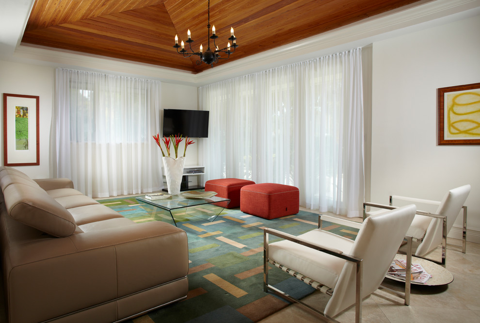 Diseño de sala de estar contemporánea de tamaño medio con paredes blancas, suelo de mármol, televisor colgado en la pared y alfombra