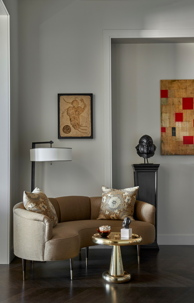 Imagen de sala de estar abierta contemporánea con paredes grises y suelo de madera oscura