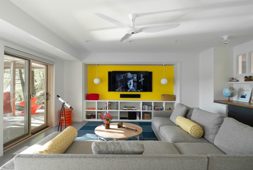 Foto di un soggiorno chic aperto con pareti bianche, TV a parete e pavimento grigio