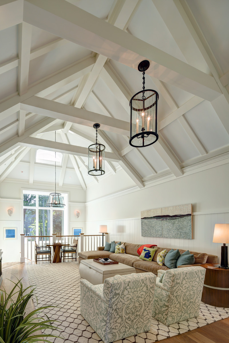 Großes Maritimes Wohnzimmer ohne Kamin, im Loft-Stil mit weißer Wandfarbe, braunem Holzboden und braunem Boden in Grand Rapids